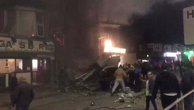 Ảnh: Nổ lớn san phẳng cửa hàng ở Anh, nhiều người bị vùi lấp